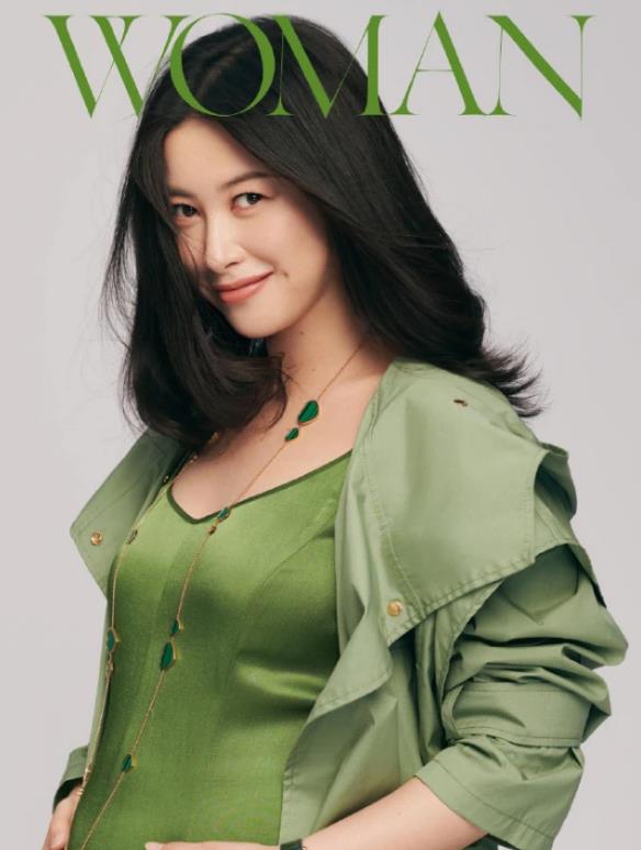 手部|朱珠画画打发孕期生活，近照曝光真实孕后状态，颈纹明显手起死皮