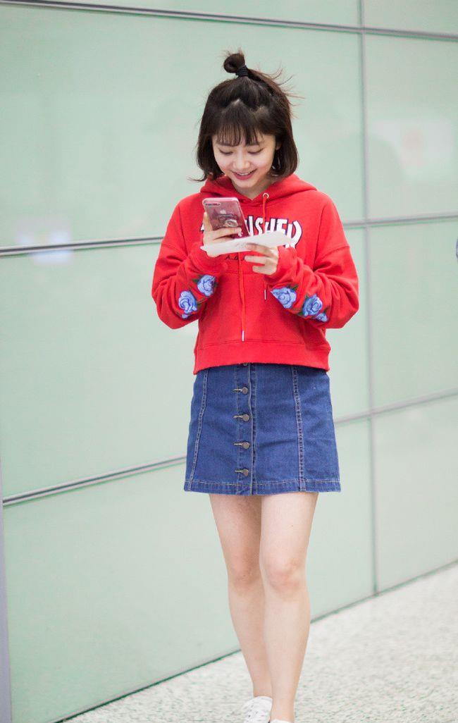 卫衣|谭松韵的少女感“绝”了，红色卫衣配牛仔半身裙，甜成邻家小妹
