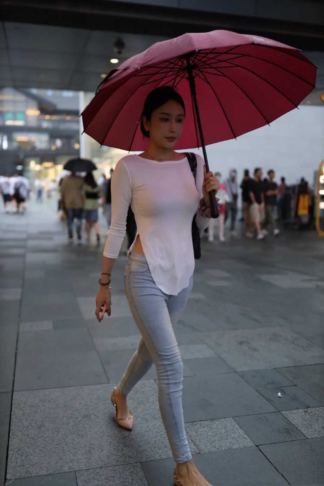 长袖|圆领T恤常见又经典，选择别致的款式，休闲随性又有气质