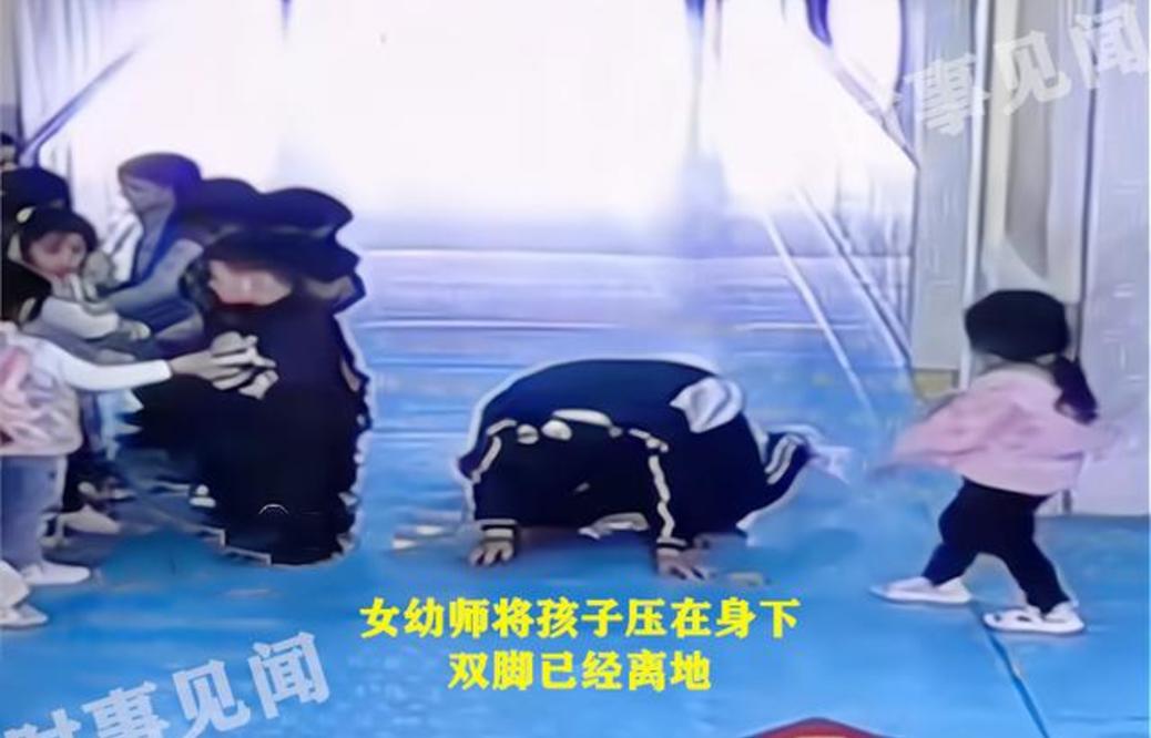 厕所|山东一幼师骑在孩子身上，在厕所盲区体罚学生，如今老师不知所踪