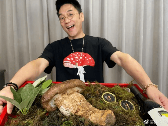 "食全酒美"1.7斤"松茸王"获"饭爷"林依轮爆赞