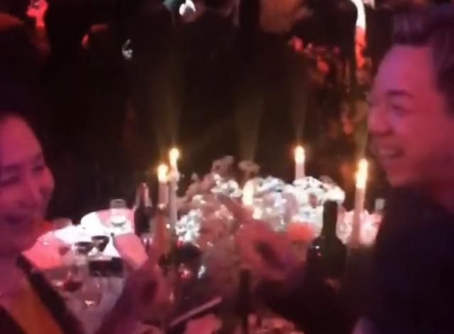 身材|何超琼罕见现身派对,穿纱裙与男友人脸对脸热舞,身材火辣不敢认