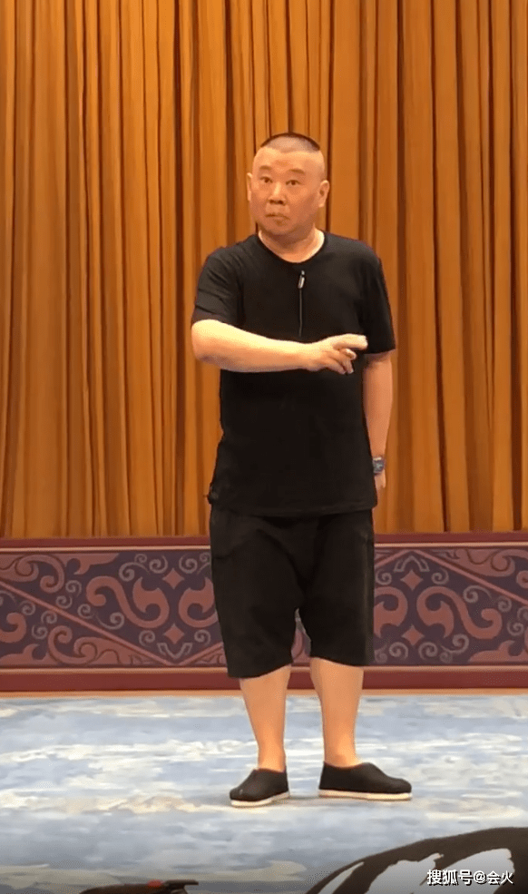 电梯|郭德纲与张云雷上电梯，体型臃肿身材五五分，脚上一双黑布鞋抢镜