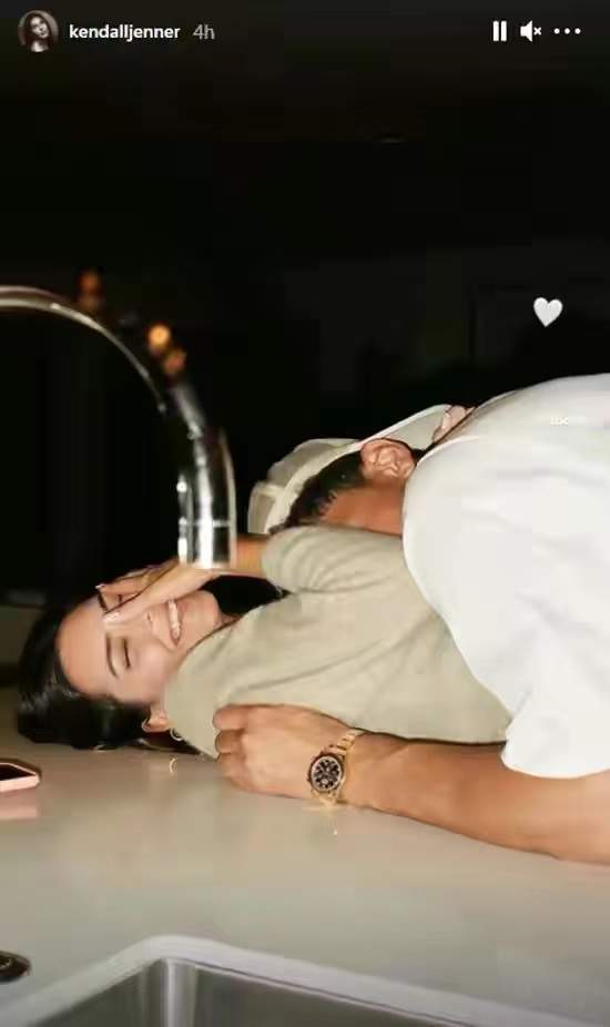 情侣|超模肯豆奢华度假太甜!牵男友衣角撒娇,布克小心呵护女友上台阶