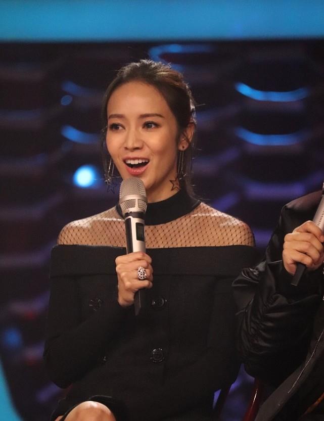 高跟鞋|侯佩岑的气质好独特，穿黑裙温柔好高级，一直很有少女感