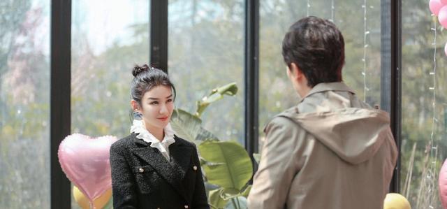 黄奕|黄奕崔伟甜蜜牵手，身穿黑色西装裙配丸子头，哪像43岁辣妈