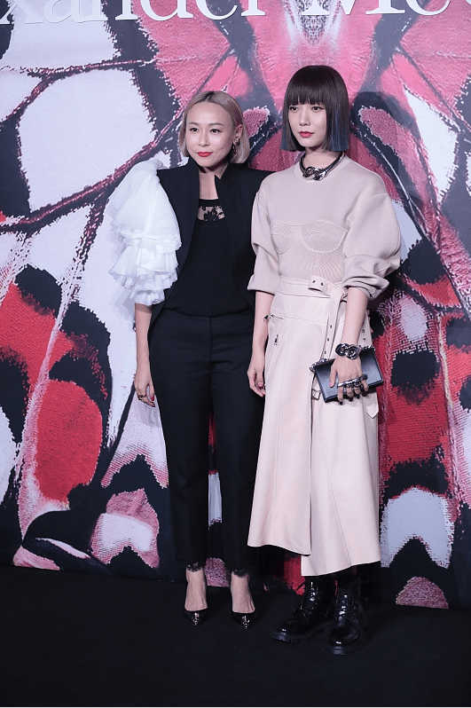 都能|王珞丹这衣服真挺显壮的，可配上修身裙好有韵味，脏粉色真适合她