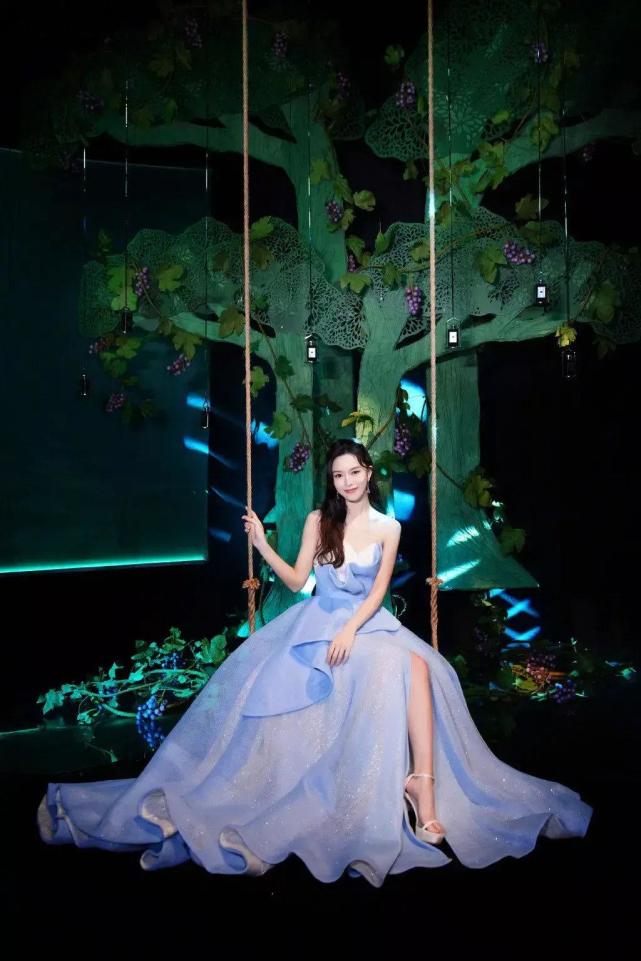 设计|32岁的文咏珊才是“人间绝色”，穿浅蓝色礼服惊艳众人，太给自己长脸了