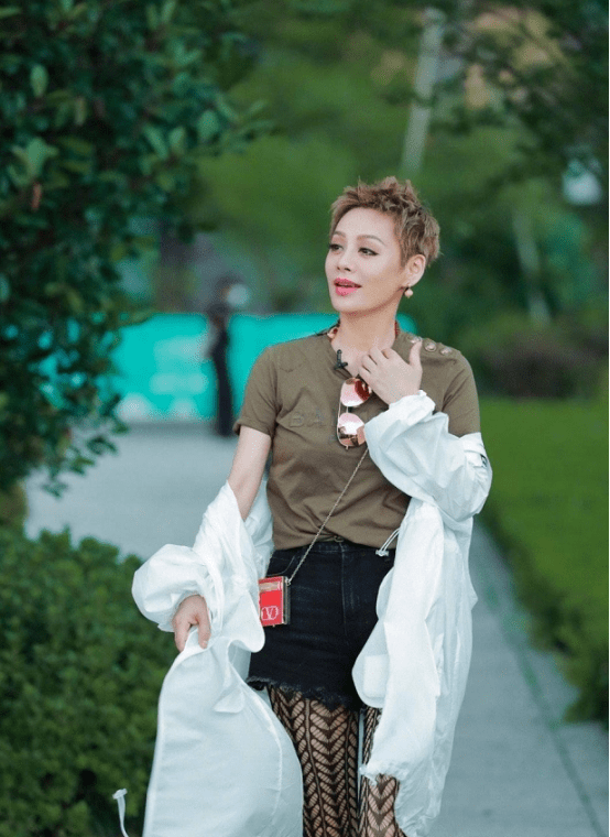 宁静|能把丁真、黄晓明吸引的穿搭，宁静做到了，三角边短裤配丝袜真飒