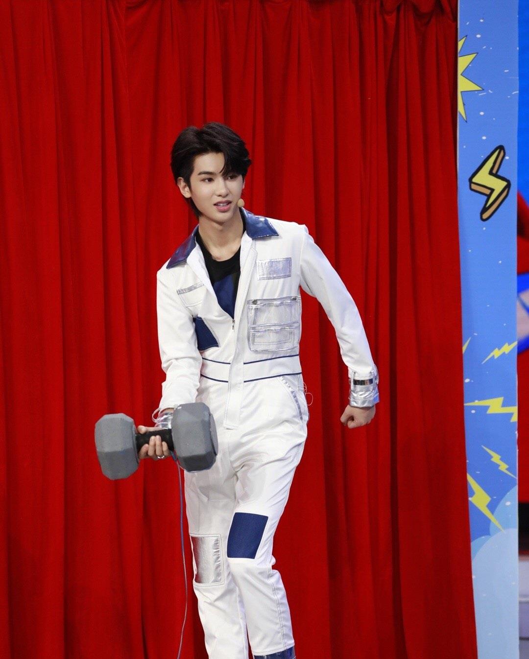 黄明昊|黄明昊连去两次快本，一期当场摔倒，一期还被谢娜扬言逐出师门