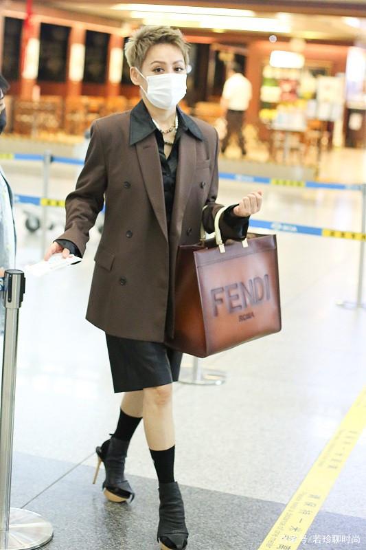 小姑娘|快50岁的宁静可真开放，超短头发配“叶子袜”，小姑娘都没她时髦