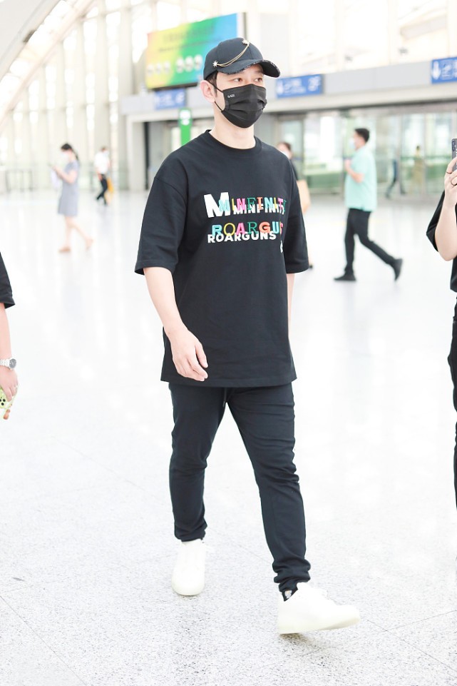 身材|44岁黄晓明不再“油腻”，运动裤造型青春潮流，这简直是搭配模板