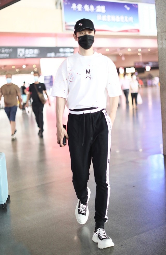 身材|44岁黄晓明不再“油腻”，运动裤造型青春潮流，这简直是搭配模板