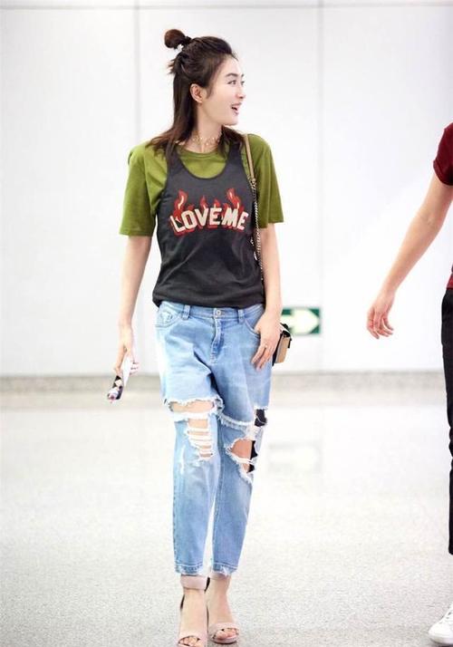 前卫|秦岚为了凹造型,短袖外面套背心,网友:素颜出镜心真大