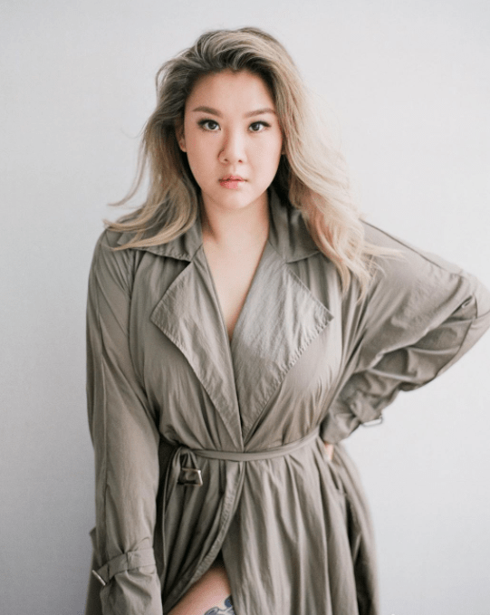 整体|180斤的郑欣宜美得惊艳！穿印花连衣裙配长卷发，简直是大码超模