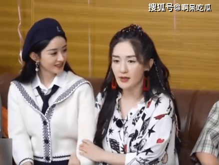 合体|谢娜产后和张杰合体秀恩爱！接双胞胎女儿放学，身材臃肿抱娃吃力