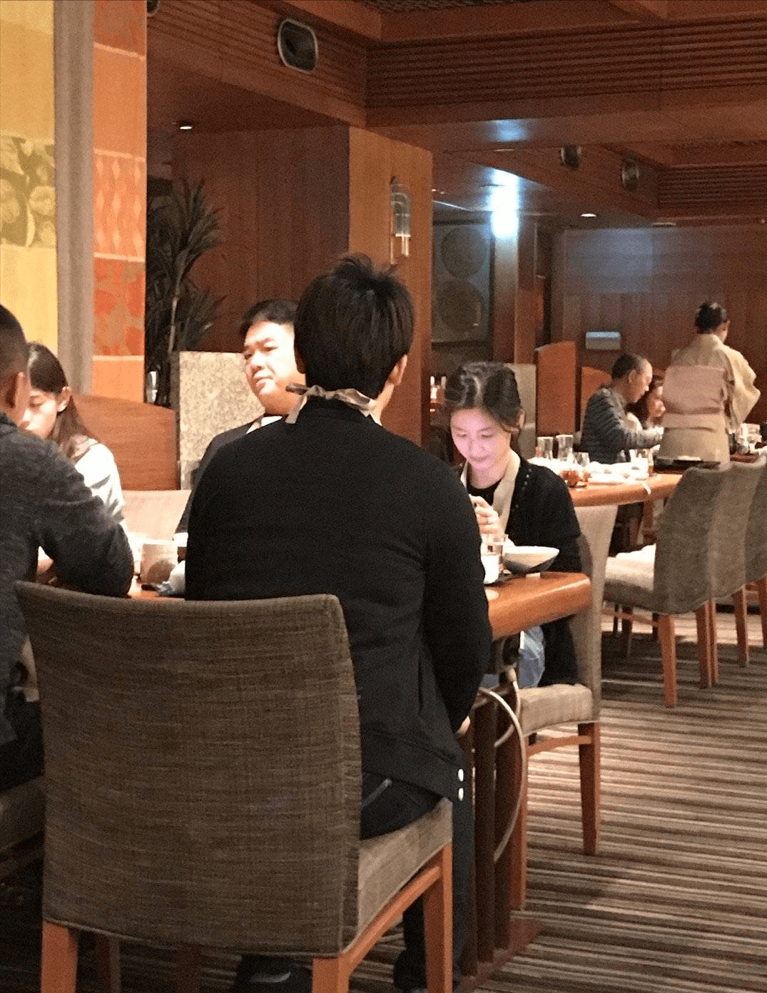 手机|章泽天罕见陪丈夫豪门应酬，居家打扮只顾看手机，似爸爸带着女儿？