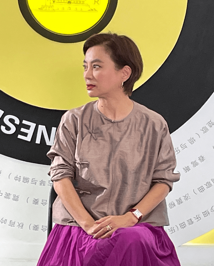 姐弟|李玲玉和儿子同框好像姐弟，活得潇洒率性的女人，多少岁都不显老