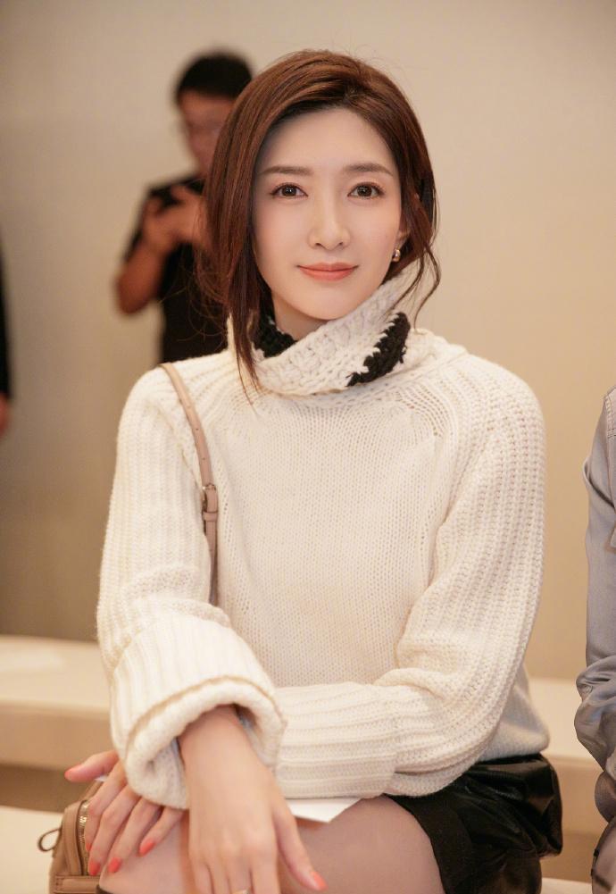 黑色|江疏影初秋露腿指南，长靴与长袜叠穿，这样穿保暖又时尚！