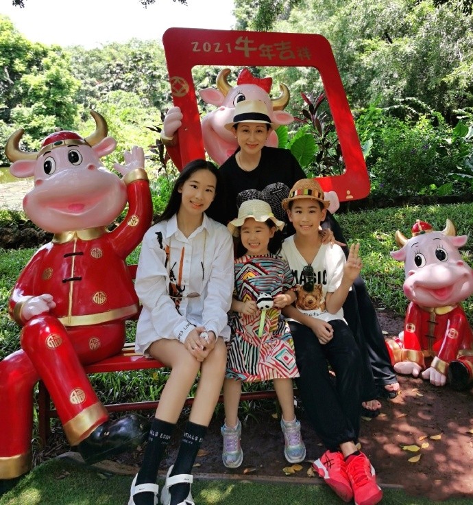 厚底|赵文卓妻女出游大女儿最抢镜，才14岁腿细又长，像开了拉长滤镜