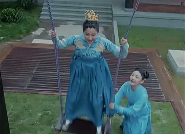 鞠婧祎|女星剧中荡秋千，杨紫开心，鞠婧祎唯美，看到关晓彤：不怕摔了吗