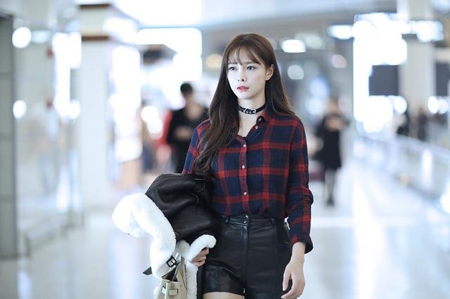 头发|沈梦辰改变风格走淑女风，身着雪纺小碎花长裙，头发微卷温柔知性