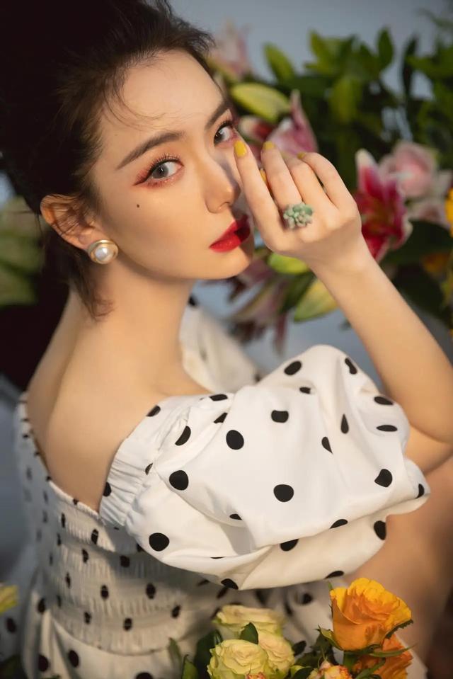 原创戚薇不愧是浓颜系女神猫眼妆魅惑深邃丸子头造型又甜又a