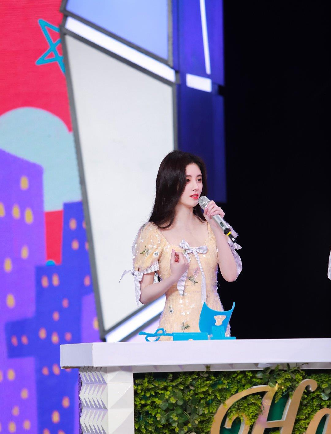 杜海涛|鞠婧祎快乐大本营蒙面出场，下台阶差点摔倒，杜海涛谢娜目瞪口呆