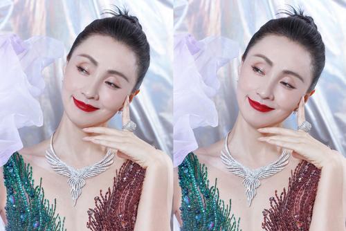 整体|陶虹贵妇气质开挂,奔五的年纪这样穿“太客气”,拼色搭配太唯美