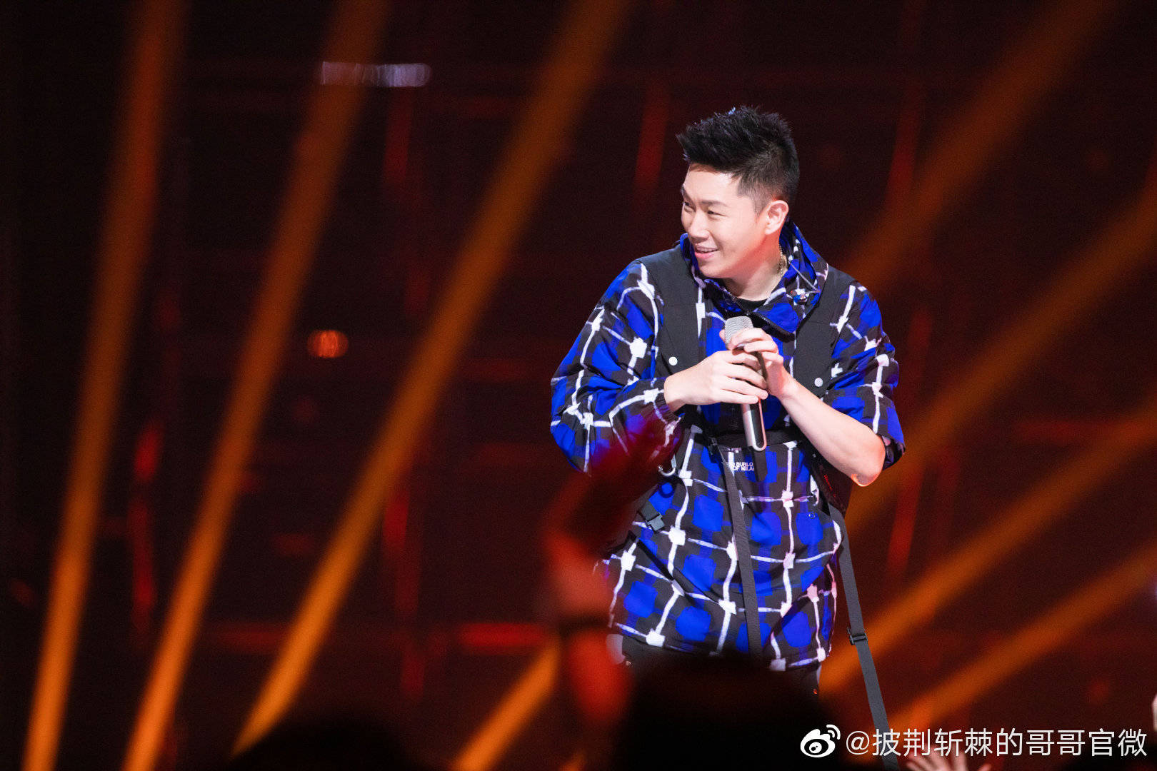 亚裔|为亚裔发声,用Freestyle回怼川普,这样的欧阳靖才是“平凡偶像”!