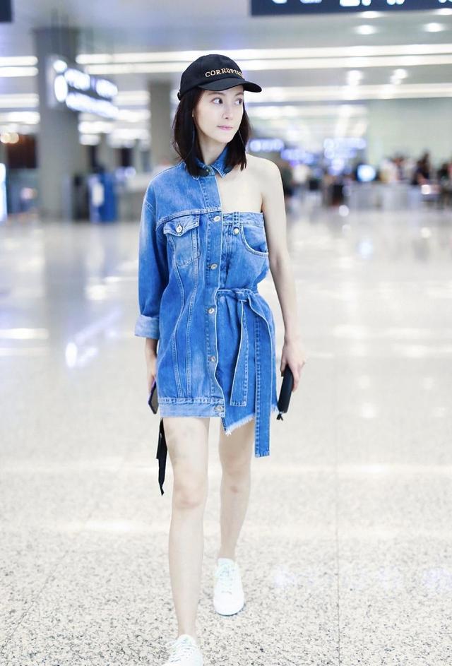 个性|金晨真是越来越会穿了,简单牛仔连衣裙穿出满屏时尚感,美得高调