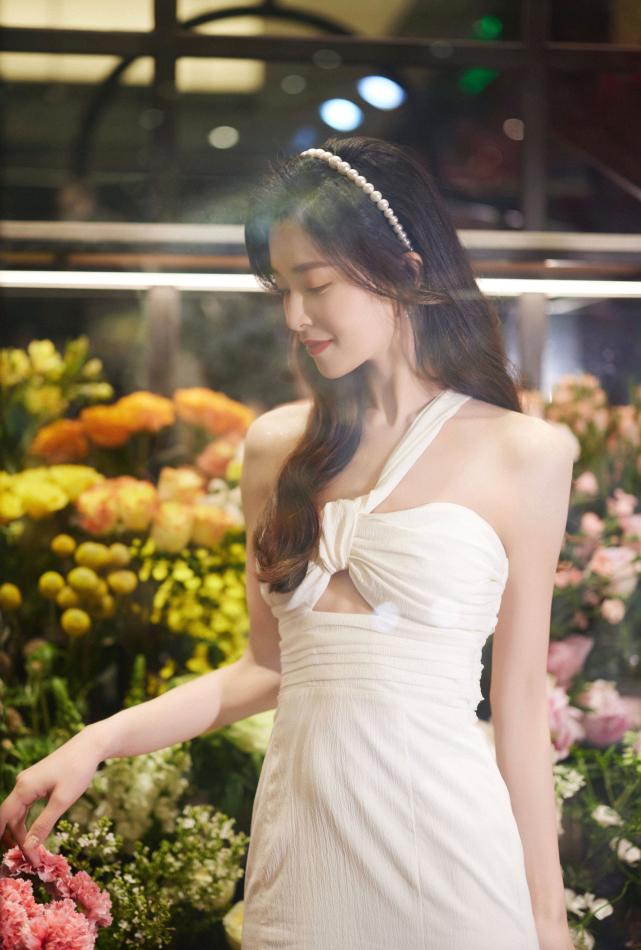 设计|32岁的文咏珊才是“人间绝色”，穿浅蓝色礼服惊艳众人，太给自己长脸了