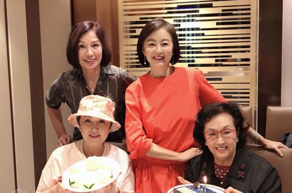 谢贤|林青霞罕见现身圈内聚会，瘦22斤容光焕发，谢贤73岁原配美貌抢镜？