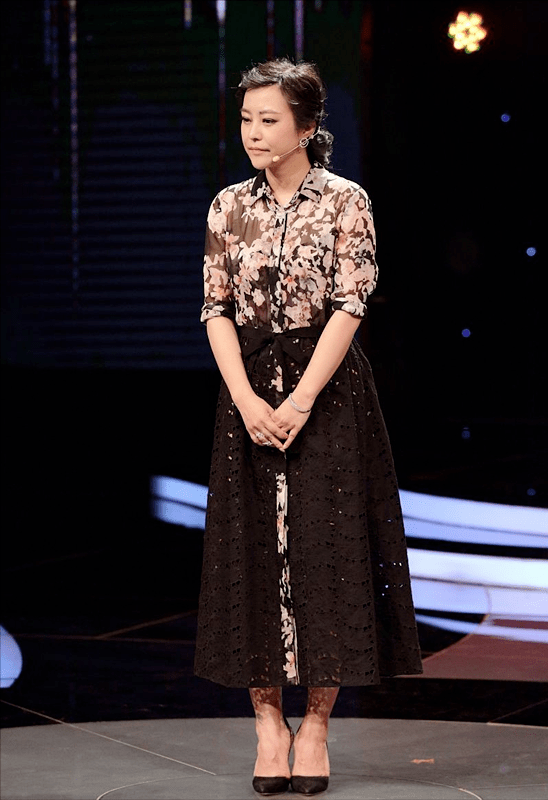 身材|郝蕾是阿姨圈顶流!印花衬衫搭半身裙高级洋气,她掌握了穿搭密码