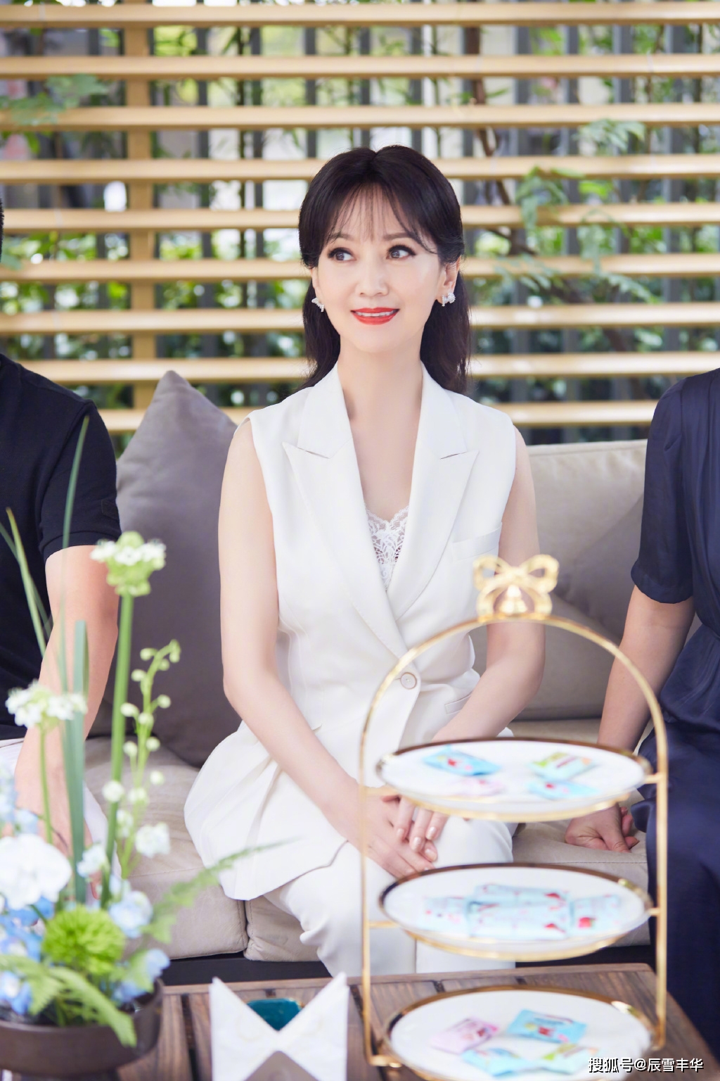 显得|赵雅芝穿出了“老年人”该有的样子,有品位的穿衣显年轻,太美了