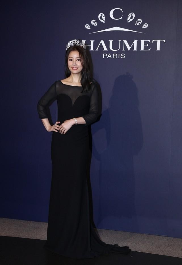 黑色|林心如越来越有当妈的沉稳感,穿黑色薄纱裙有点透,但挺有贵妇感