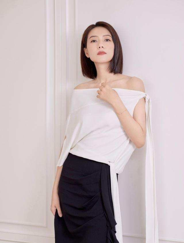 设计|高圆圆也有了“中年味道”，生图下法令纹明显，幸好女神气质还在