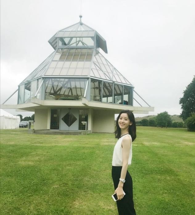 章泽|章泽天健身有成效,晒侧颜照大秀挺拔曲线,天鹅颈更是媲美刘诗诗