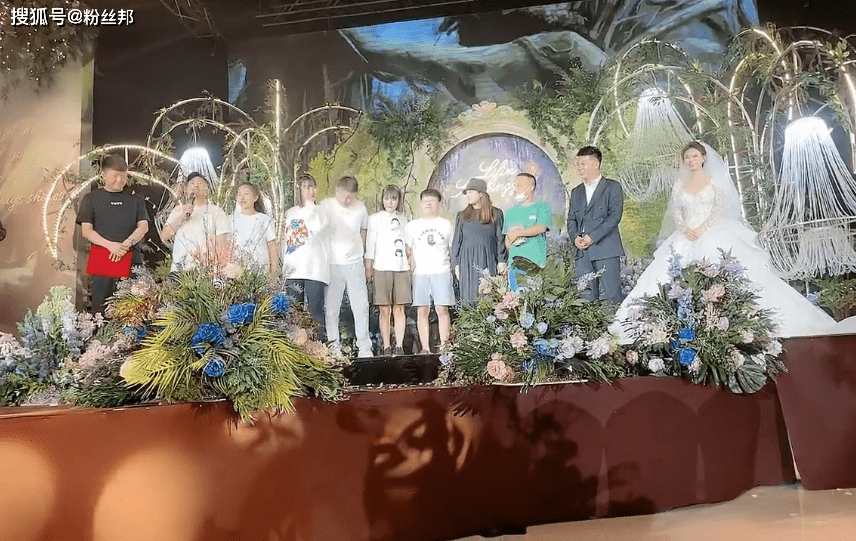 相差10岁差点离婚,大嘎子与蔻蔻举办婚礼,舞帝利哥现身yy直播间