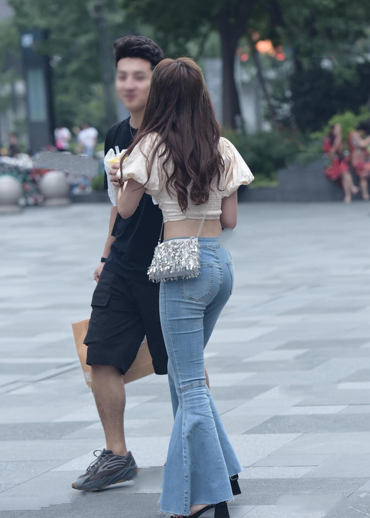 切换|穿着短裤能轻松切换各种时尚风格，给女性带来更强的美感