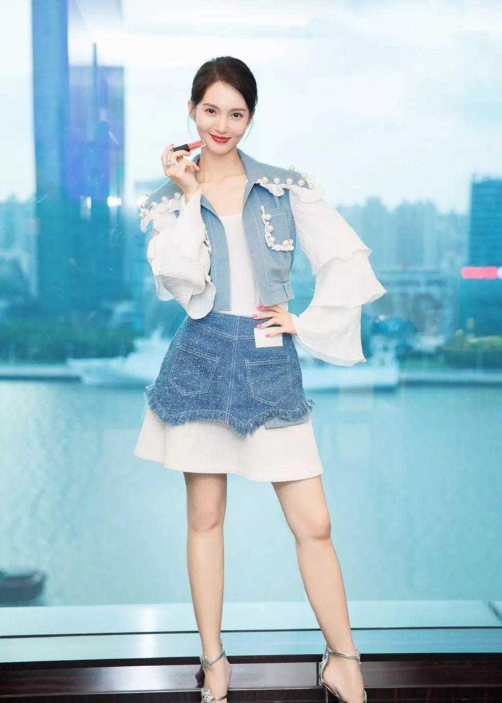 路线|金晨从不走“饱满”路线，骨感身材穿露肩连衣裙，舞蹈家气质惊艳