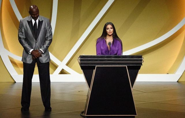 瓦妮莎|58岁乔丹夫妇度假太养眼！依然像小伙子，42岁娇妻穿一身黑好显嫩