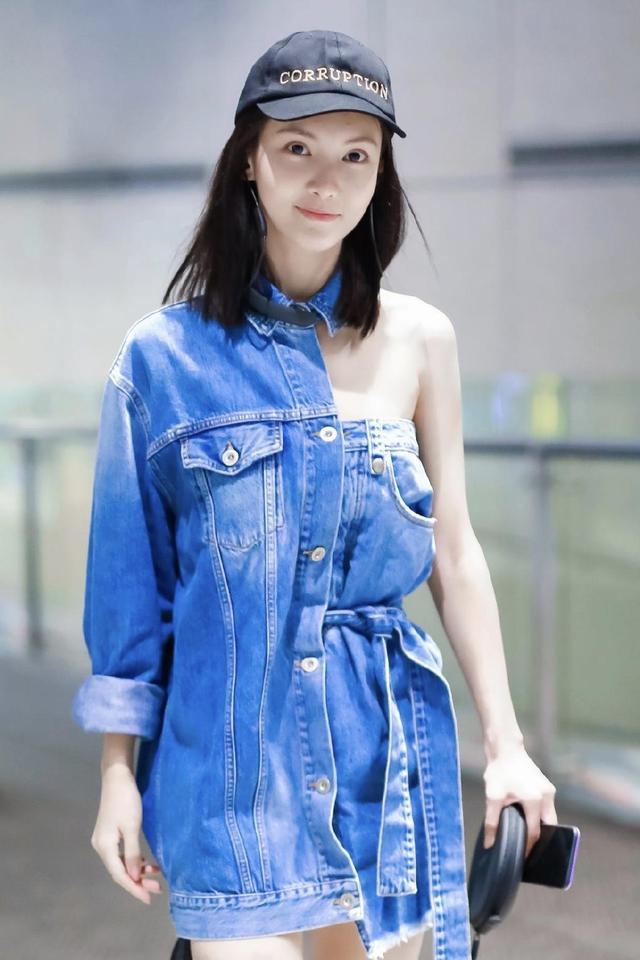 个性|金晨真是越来越会穿了,简单牛仔连衣裙穿出满屏时尚感,美得高调