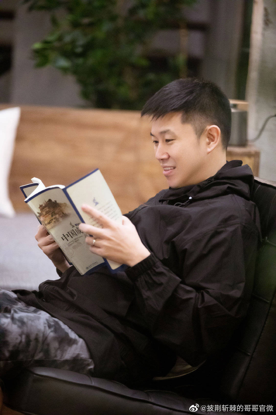 亚裔|为亚裔发声,用Freestyle回怼川普,这样的欧阳靖才是“平凡偶像”!