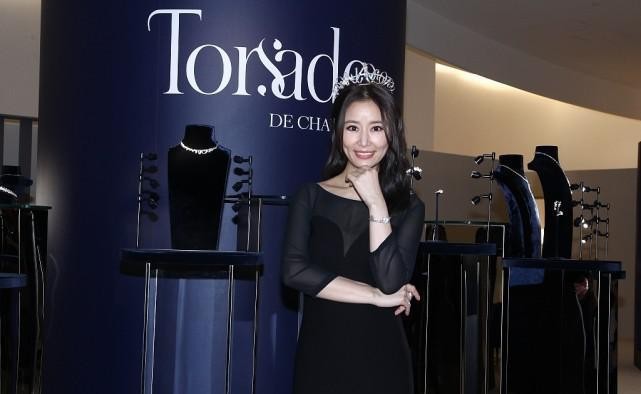 黑色|林心如越来越有当妈的沉稳感,穿黑色薄纱裙有点透,但挺有贵妇感