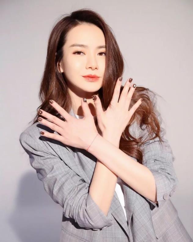 戚薇|让人过目不忘的女名人美甲：杨倩精致，刘诗雯清新，杨幂美艳