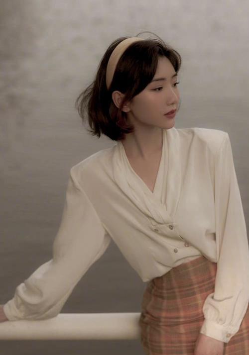 感觉|毛晓彤仿邓丽君造型,白色衬衫配格纹半身裙,浓浓的复古风