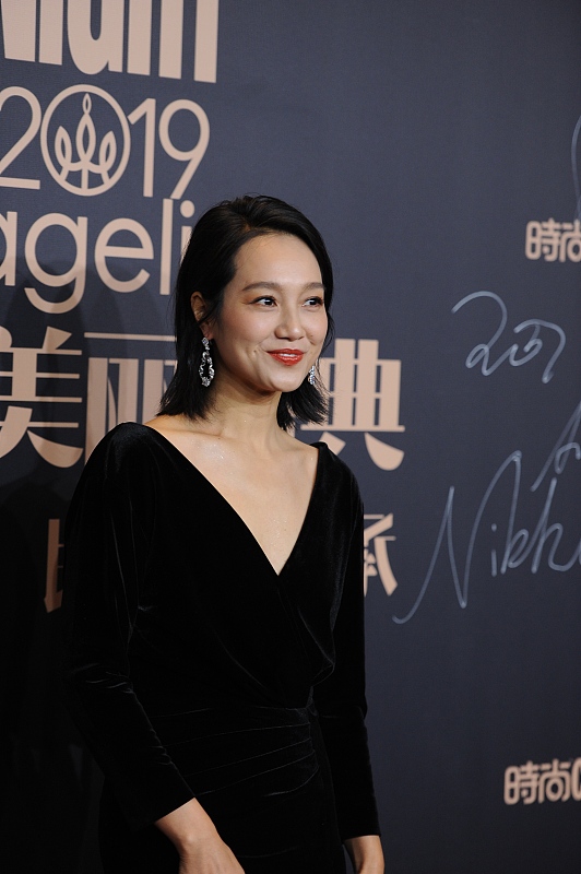 晚礼服|朱丹身穿V领裙秀身材，看起来自信从容，无修镜头下一点不像40岁