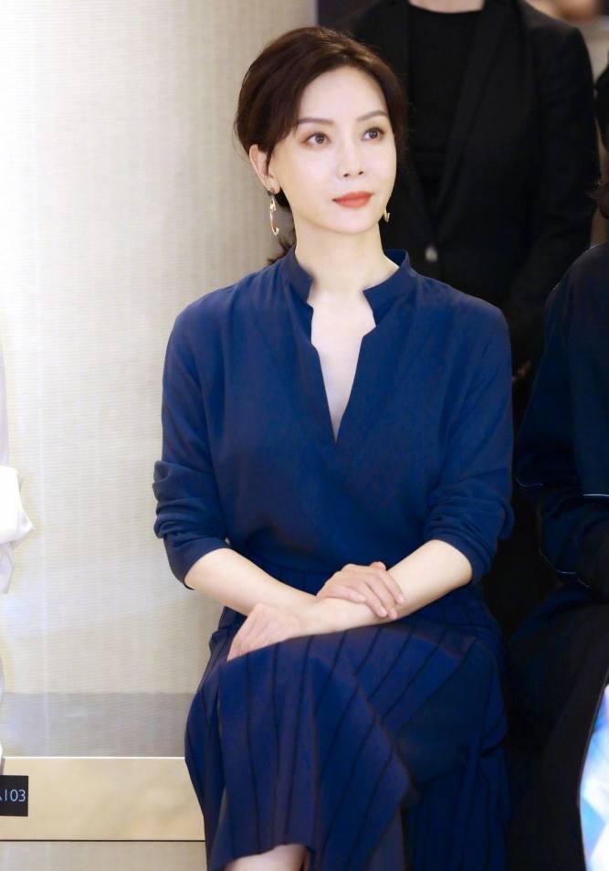 身材苗条|“优雅女王”陈数演绎精致女人，无惧老去依旧年轻！值得一学