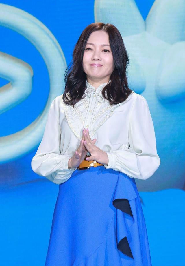 整体|60后李丽珍穿搭完全不输90后，白衬衣配长裙，落落大方温婉动人